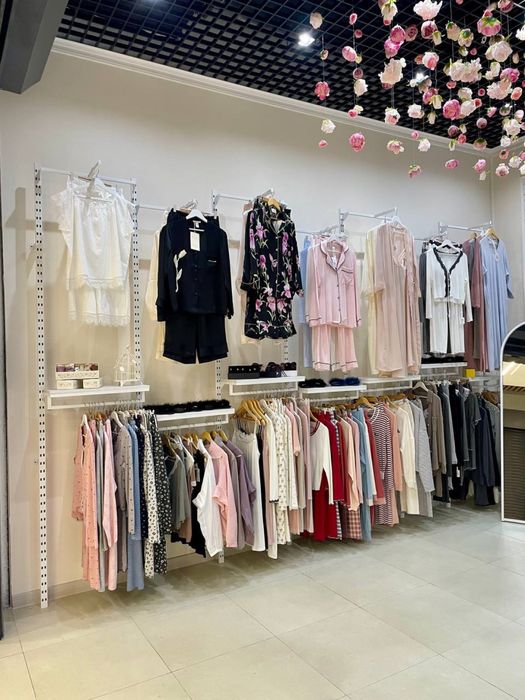 Стеллажи и рейлы для магазина одежды