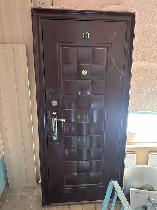 Продам входную  дверь . Размер двери 86 см .