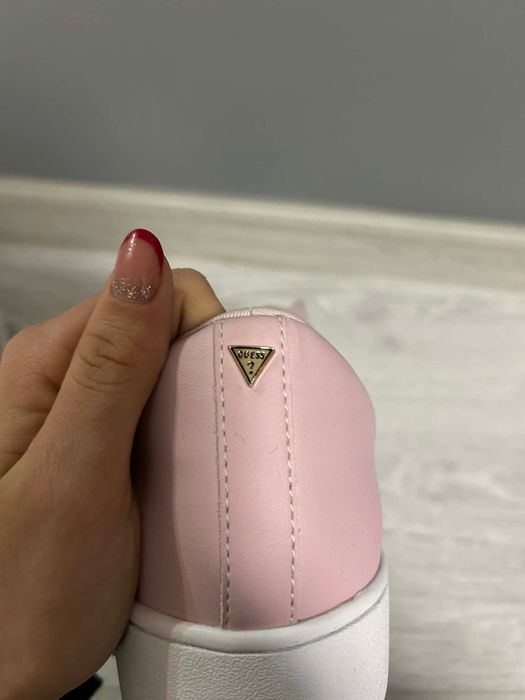 Маратонки на GUESS