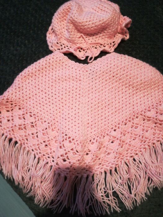 Детско ръчно плетено розово пончо със шапка...