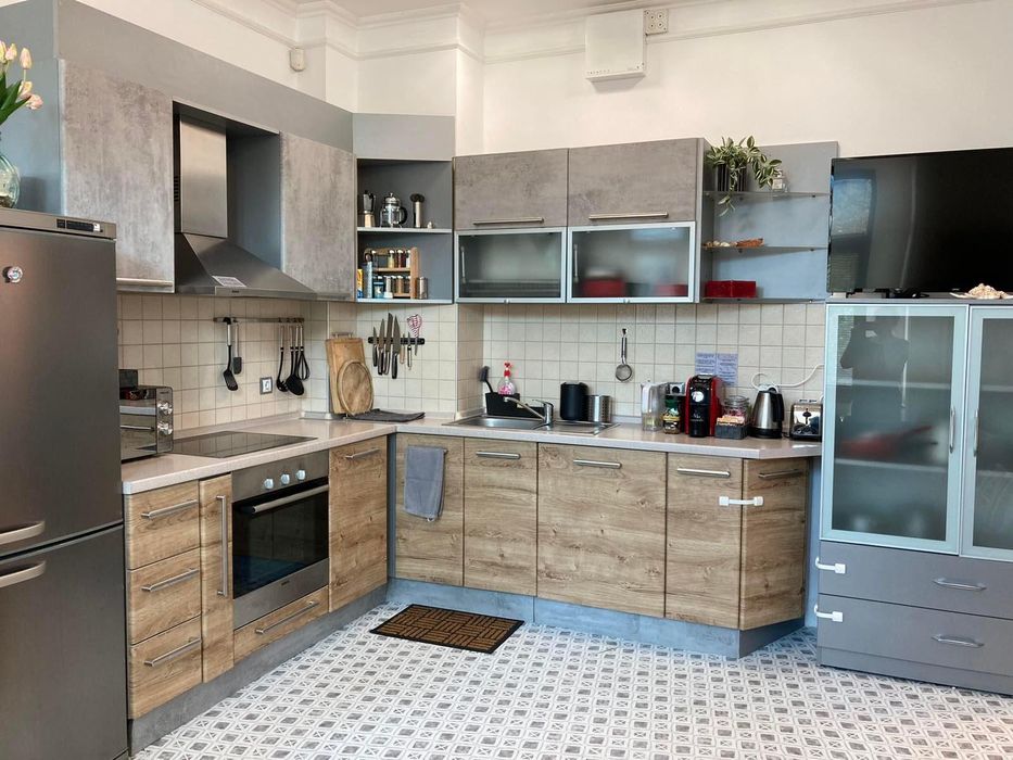 Дава се под наем Тристаен апартамент в Бургас, Център - 80 кв.м за 612 € - Снимка #2