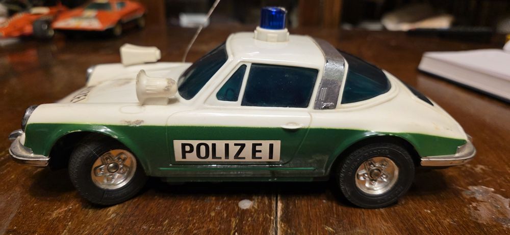 Mașinuța Polizei Porsche alb-verde cu radiocomanda  1974