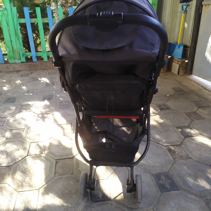 Детская прогулочная коляска продам.