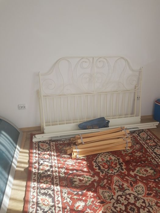 Vând pat metalic alb Leirvik dimensiuni 160/200 cm și somiera.