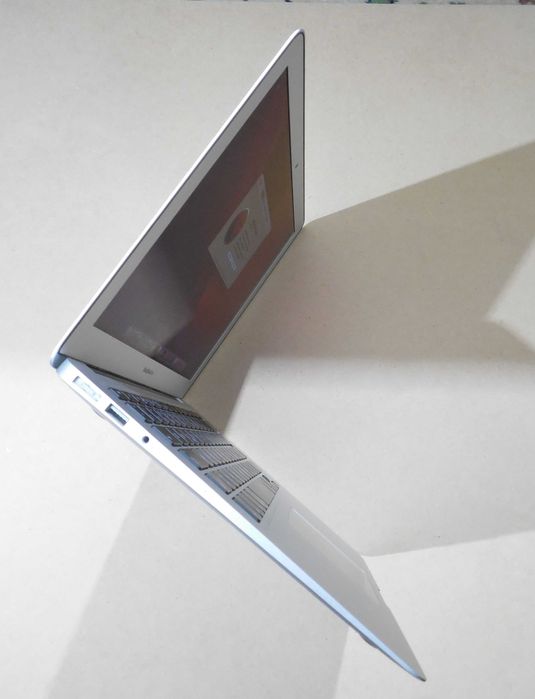 Vand laptop A1466 Macbook Air 2015 13 inch 4GB SSD 128GB baterie 8 ore astect ca nou