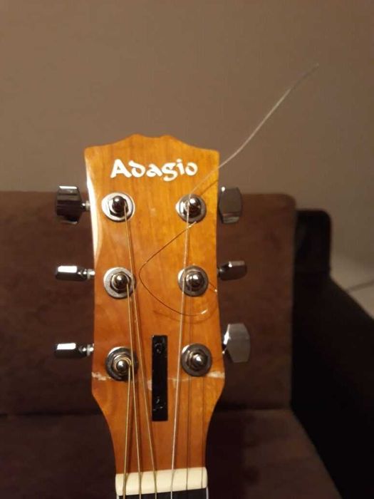 Продам аккустическую гитару.