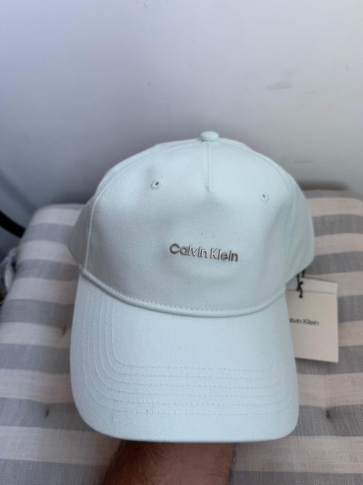 Calvin Klein șapcă unisex culoare albastru deschis  cu logo mic metalic mărime OS noua originala