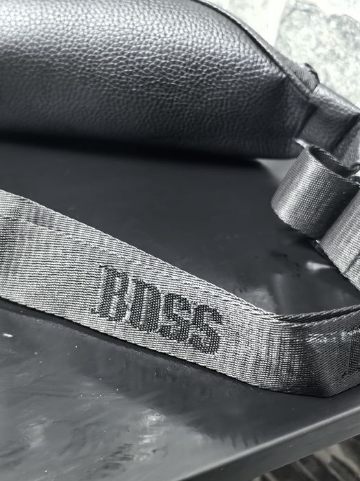 Hugo Boss чанта тип банан 2026
