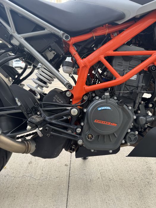 Vand ktm duke 125 an 2023 stare perfecta.
