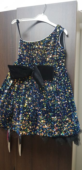 Платье детское на 5-6 лет с пайетками