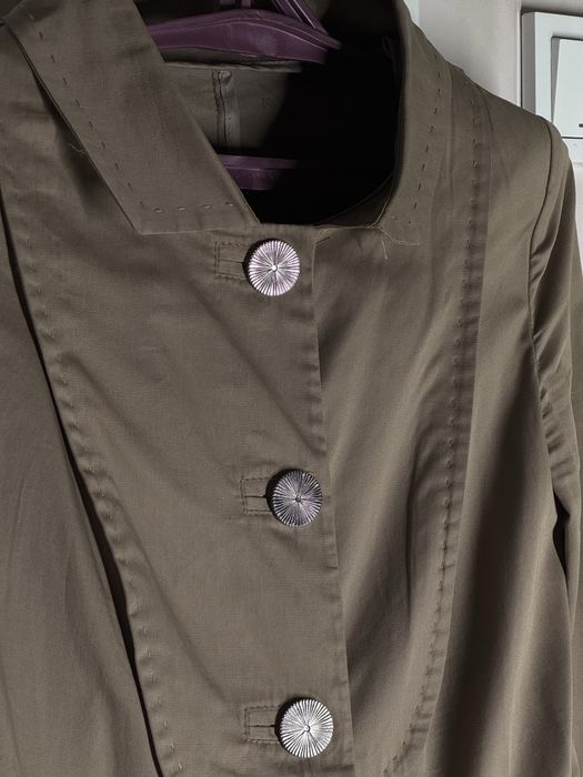 Продаю бежевый плащь очень красивый!