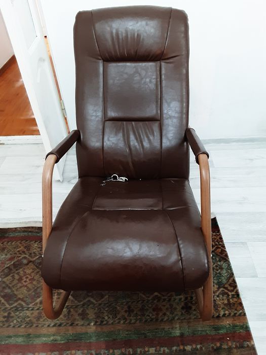 Продам кожаный кресло качалку