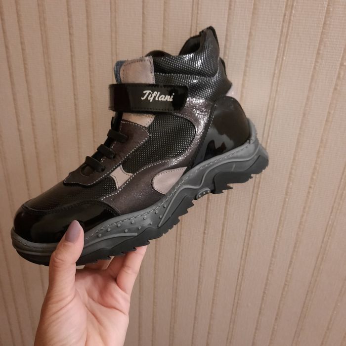 Продам кожаные ботинки Tiflani