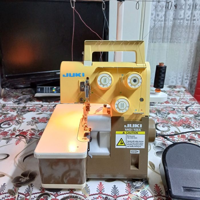 Masina de surfilat cu 2 ace 4 fire JUKI