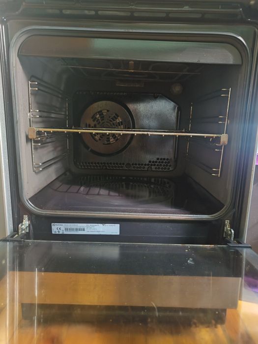 Свободностояща фурна с котлони Electrolux, готвене на пара