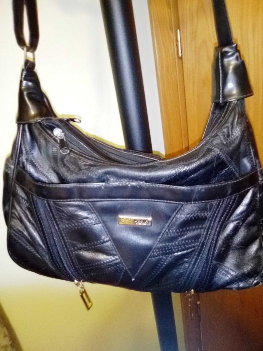 Продавам дамска маркова чанта  и черни ръкавици от естествена кожа