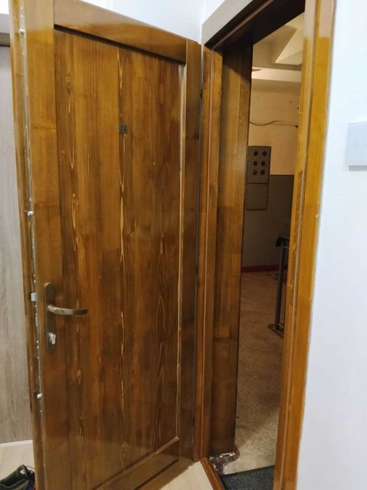 Vând ușă exterior  lemn