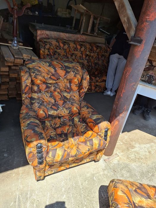 Диван с две табуретки и два фотьойла (Винтич)