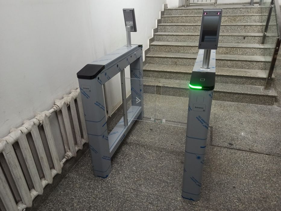 Ustanovka kameravideonabludeniya  domofon turniket shlagbaum i bollard