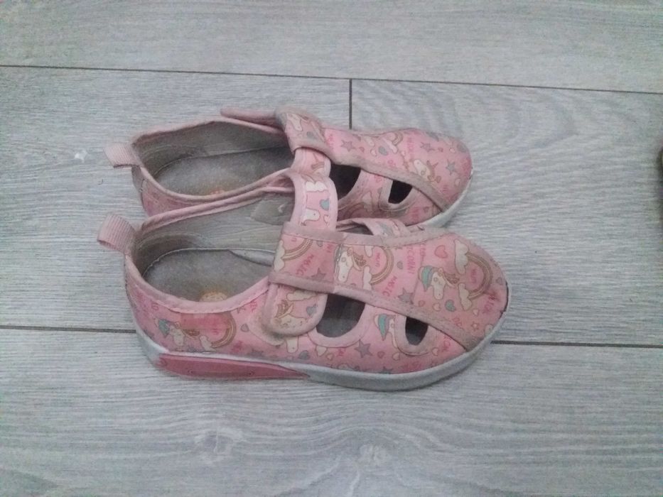 легкие кроссовки для девочки