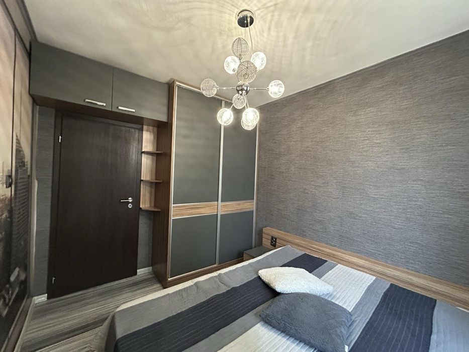 Три стаен апартамент с кухненски бокс