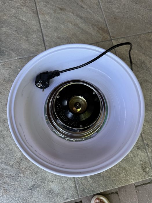 Vand aparat de facut vata de zahar( folosit de careva ori) si cafetiera noua Studio casa