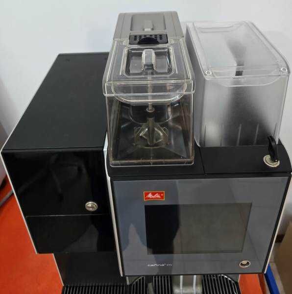 Професионална кафе машина Melitta Cafina XT5 + хладилник
