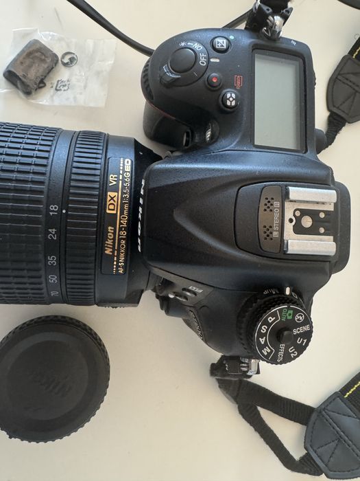 Aparat Foto DSLR Nikon D7200 + Obiectiv Nikkor 18-140mm VR (Pachet Complet + Geantă)