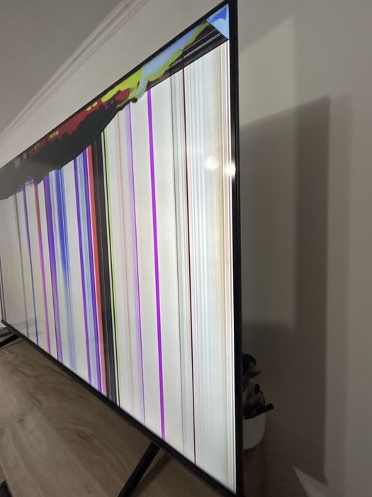 Tv Hisense 138 cm diagonala, ecran spart