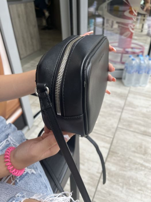 Чанта Calvin Klein с видими забележки