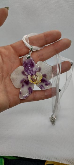 Колие с естествен цвят на орхидея.