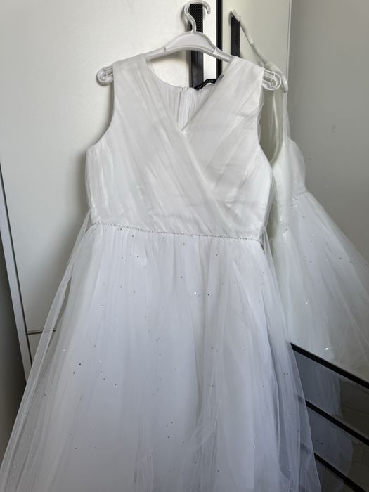 Нарядное белое платье