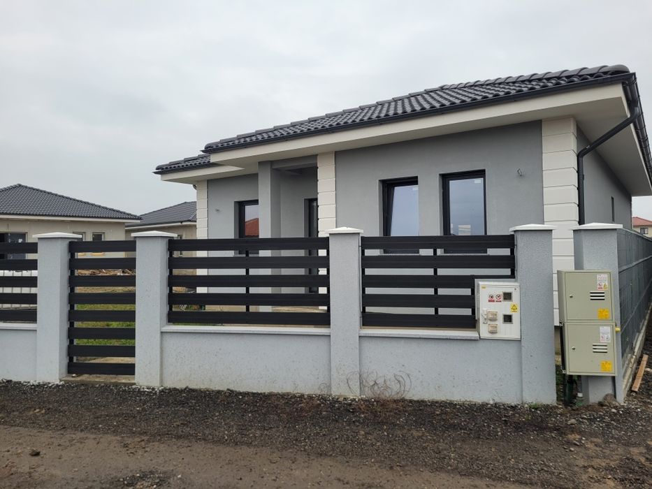 Casă de vânzare,luminoasă,ṣi bine compartimentată- orientare excelentă