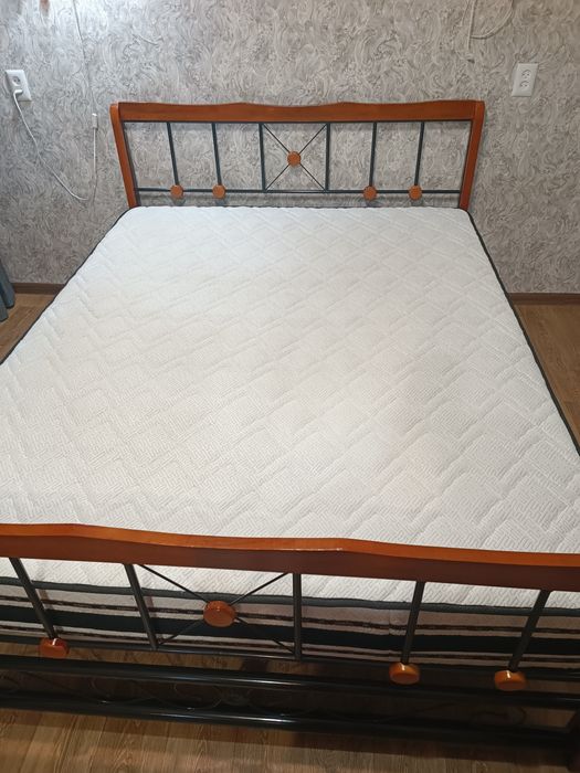 Двухспальная кровать с матрасом