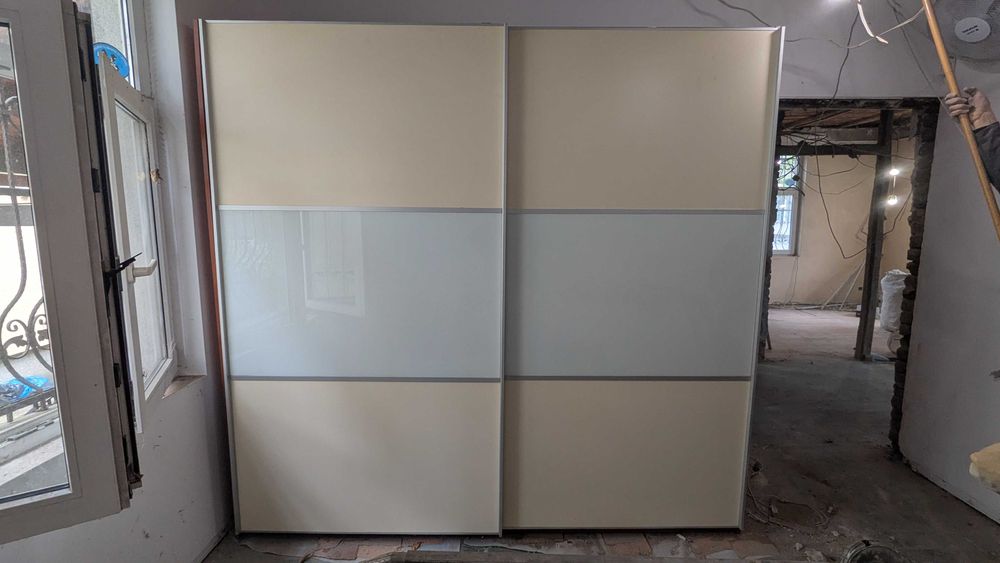 Голям гардероб с плъзгащи врати + секция