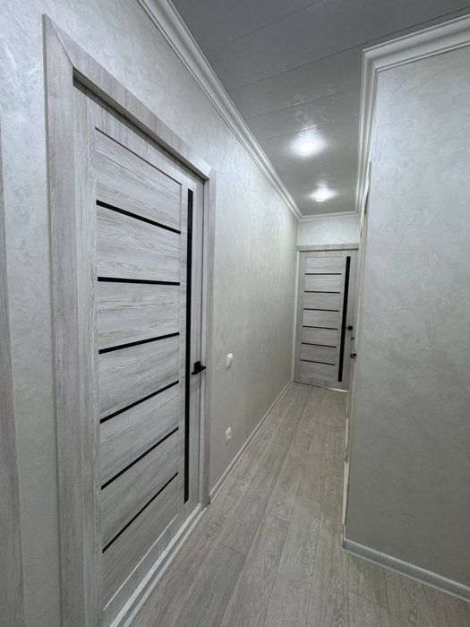 Срочно прадается 3/х ком квартира чирчик 8/ мек район базар с ремонтом