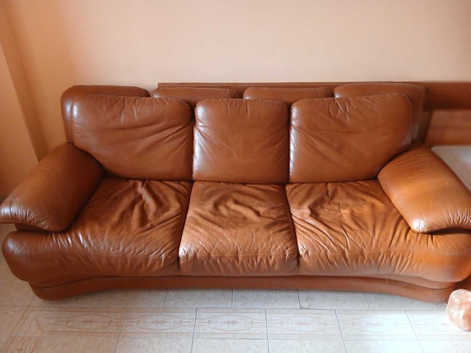 Кожена холна гарнитура: Дивани Тройка/ 3-ка, Двойка/ 2-ка, 2 табуретки