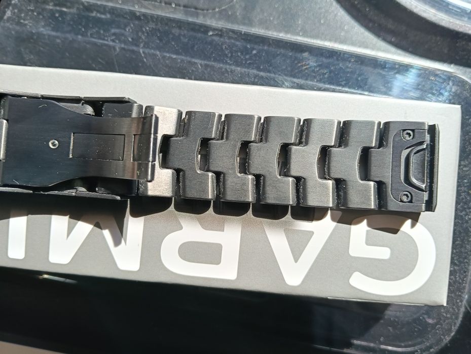 Garmin QuickFit® 22 Vented Titanium Bracelet Carbon Grey DLC