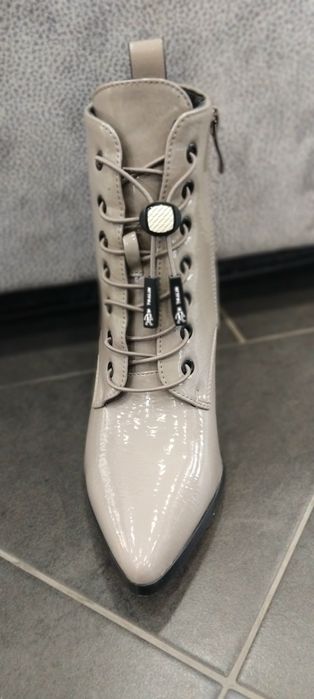 Нови боти в бежов лак.Стил и увереност.35,36,37,39размер