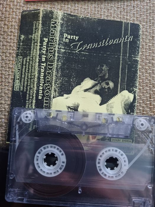 Vand câteva coperți de cd -uri si doua de casete