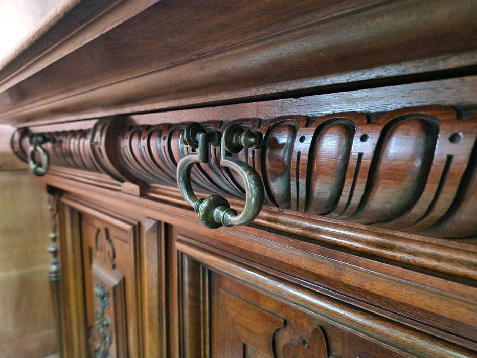 Уникален дъбов бюфет с 4 броя месингови закачалки и красива дърворезба