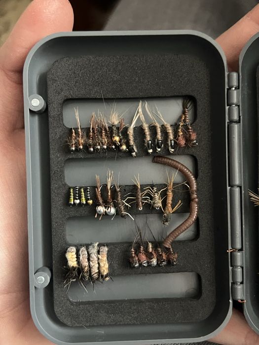 Ръчно изработени мухи и нимфи за риболов на пъстърва и кефал