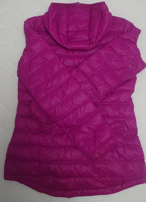 Vând geacă de puf mărimea Xs,dar merge la un S.