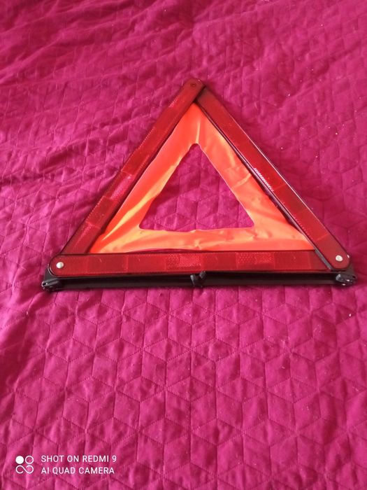 Светлоотразителен авариен триъгълник