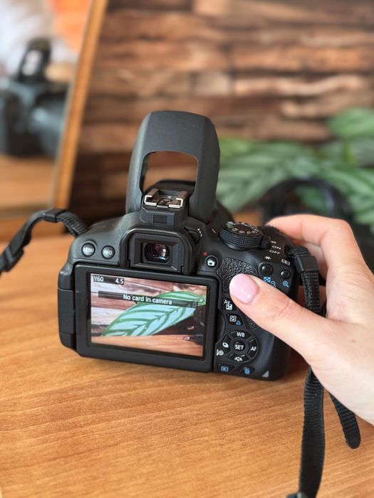 Фотоапарат Canon 700D