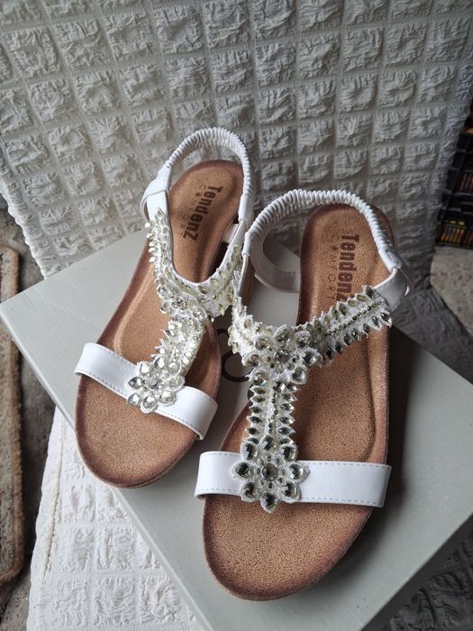 Елегантни бели сандали с камъни - Tendenz Comfort