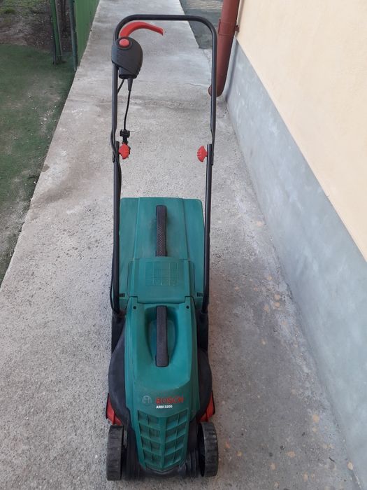 Masina de tuns iarba bosch arm 32
