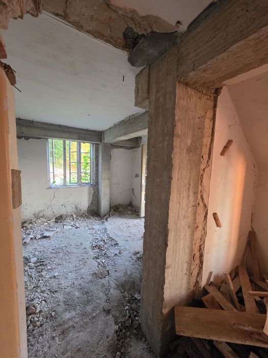 Casă de vânzare vecinatate centru oraș Pucioasa.