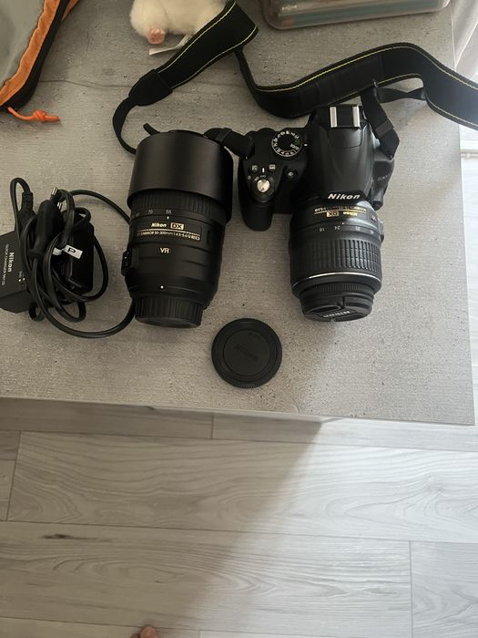 Vind cam foto Nikon folosita f putin,in stare f buna de functionare,fara urme de uzura