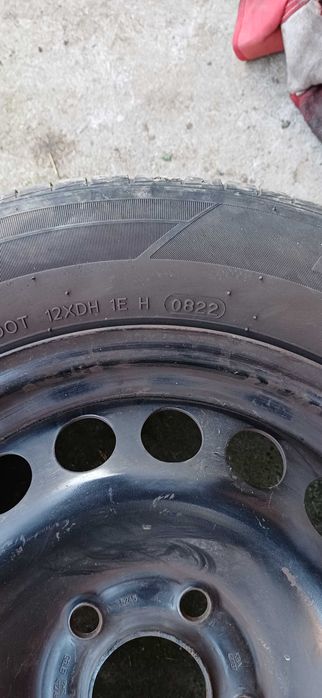Vind set 4 cauciucuri de vara cu tot cu jante de 15 cu 5 prezoane .